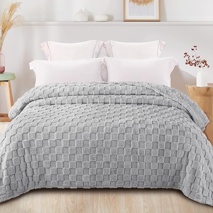 Exclusivo Mezcla Queen Size Flannel Fleece Blanket, Super Soft and Warm Lightweight Checkered Pattern Blankets for All Seasons, 90x90 Inches, Light Grey